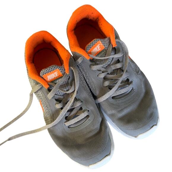 Nike grey sneaker size 5 - Picture 1 of 4